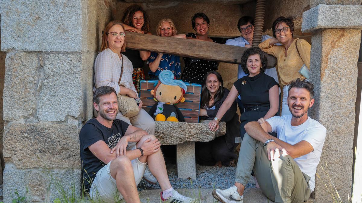 Salnesiña onte con mestres a artista en Cambados.