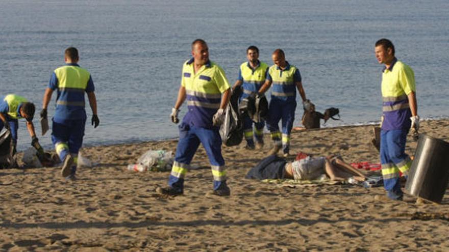 Personal de Limasa en tareas de limpieza de una playa de la capital.