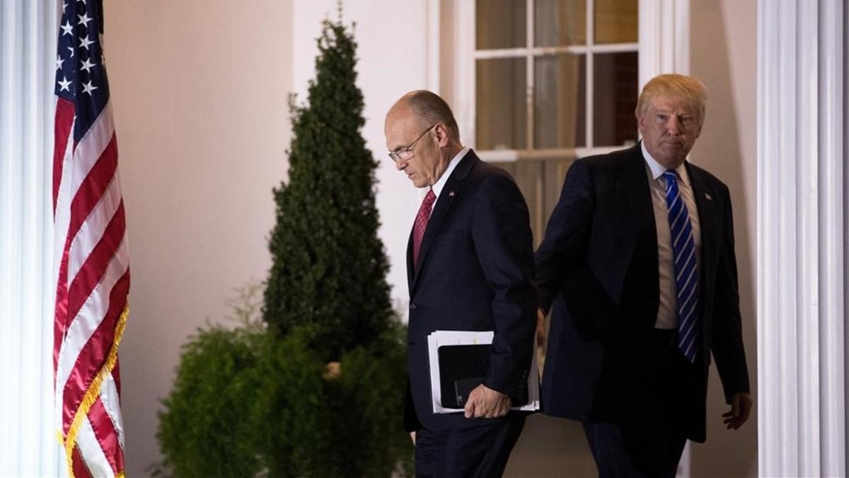 Andrew Puzder (izquierda), a la salida de una reunión con Trump, en las instalaciones del Trump International Golf Club, en Bedminster Township (Nueva Jersey), el 19 de noviembre del 2016.