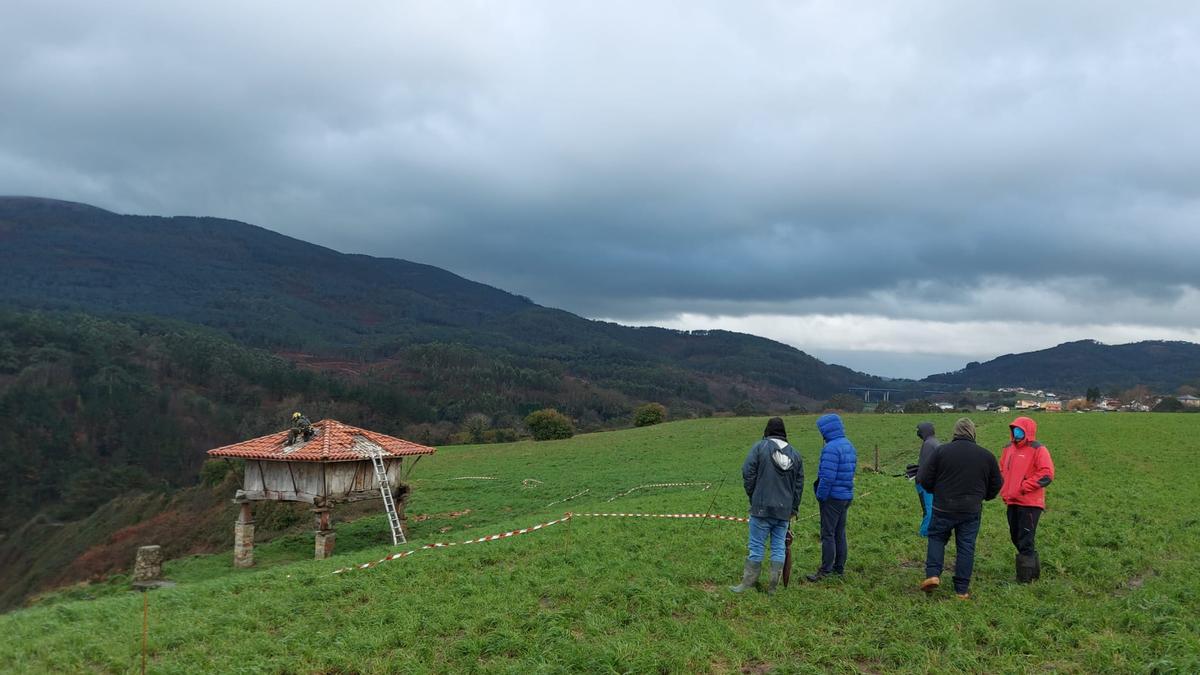 Un argayo pone en riesgo el hórreo histórico de Cadavedo