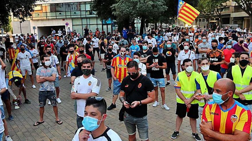 Organizan una concentración simultánea para los valencianistas en Barcelona