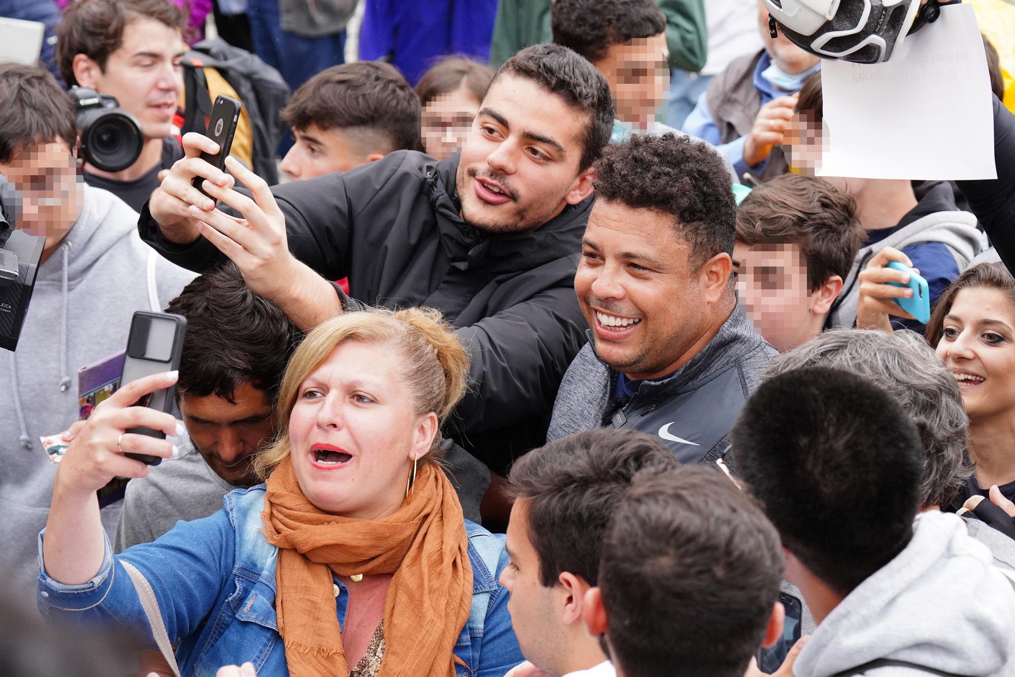 Ronaldo se da un baño de 'selfies' en su llegada a Santiago tras hacer el Camino