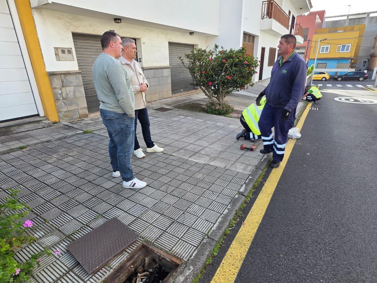 El Ayuntamiento ha iniciado trabajos similares en el barrio de El Coromoto, concretamente en las calles Marcelino Perdomo, Obsidiana y Elías Zerolo.