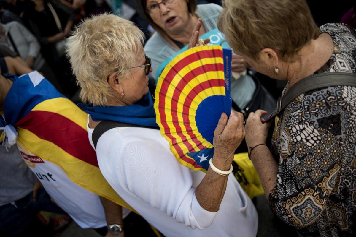 Varios manifestantes en los alrededores del Parlam Varios manifestantes en los alrededores del Parlam