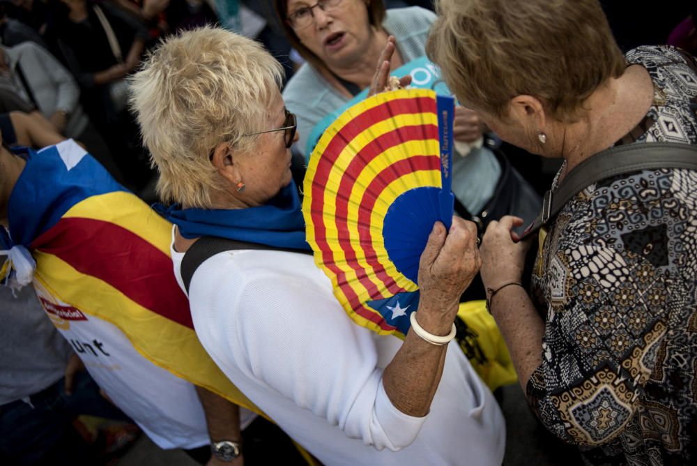 Varios manifestantes en los alrededores del Parlam