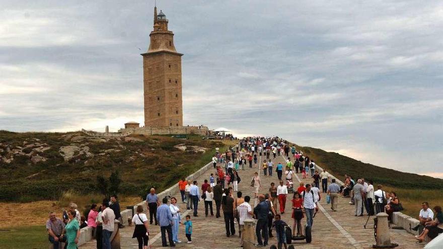 Turistas y coruñeses, en los alrededores de la Torre de Hércules.