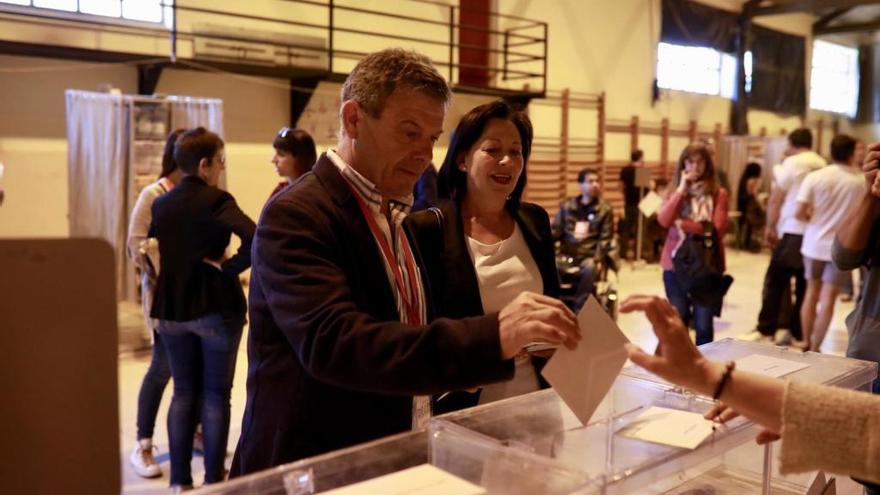 Manuel Fuentes en el momento de ejercer su voto.