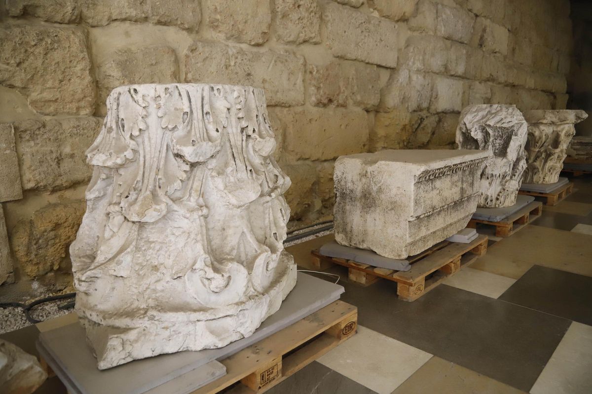 Capiteles del Templo Romano, en el hall del Ayuntamiento de Córdoba.