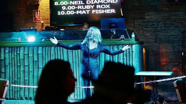 Una de las cantantes que volvió a actuar ayer en directo, con toda la programación de mañana en la pantalla.