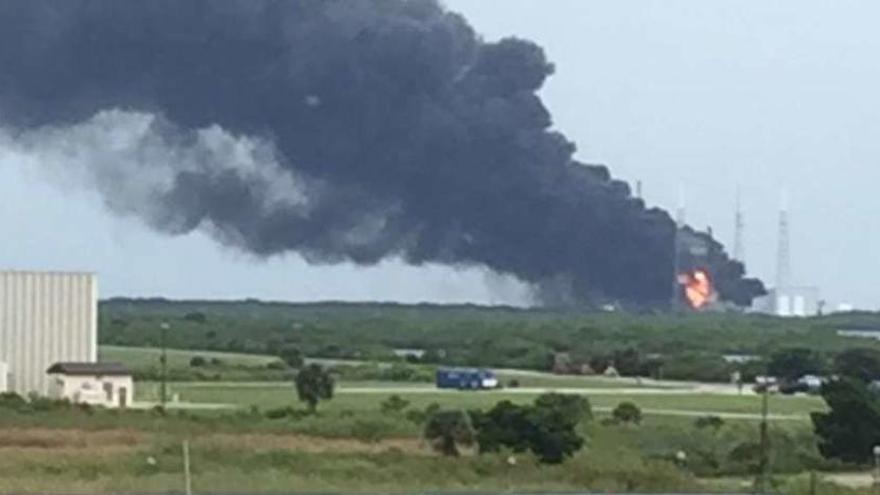 La explosión del cohete Falcon 9 provocó un incendio con una densa columna de humo. // Reuters