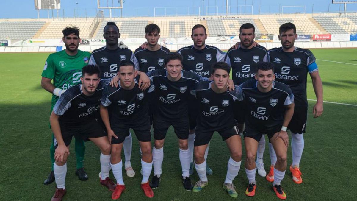 Alineación del Alcantarilla ayer en el Artés Carrasco. | ALCANTARILLA FC Alineación del Alcantarilla ayer en el Artés Carrasco. | ALCANTARILLA FC