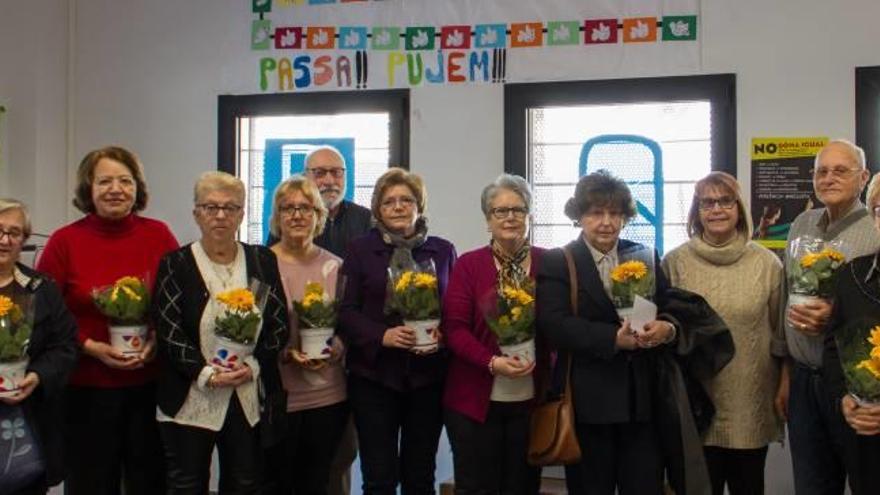 Las personas mayores participan en un concurso literario