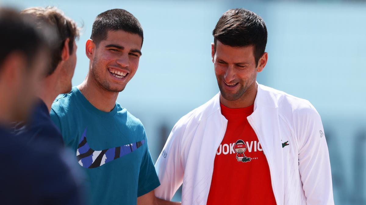 Carlos Alcaraz y Novak Djokovic, en su entrenamiento esta mañana en Madrid