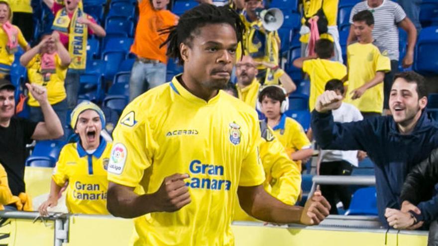 Rémy celebra un gol con la UD Las Palmas en el Estadio de Gran Canaria.