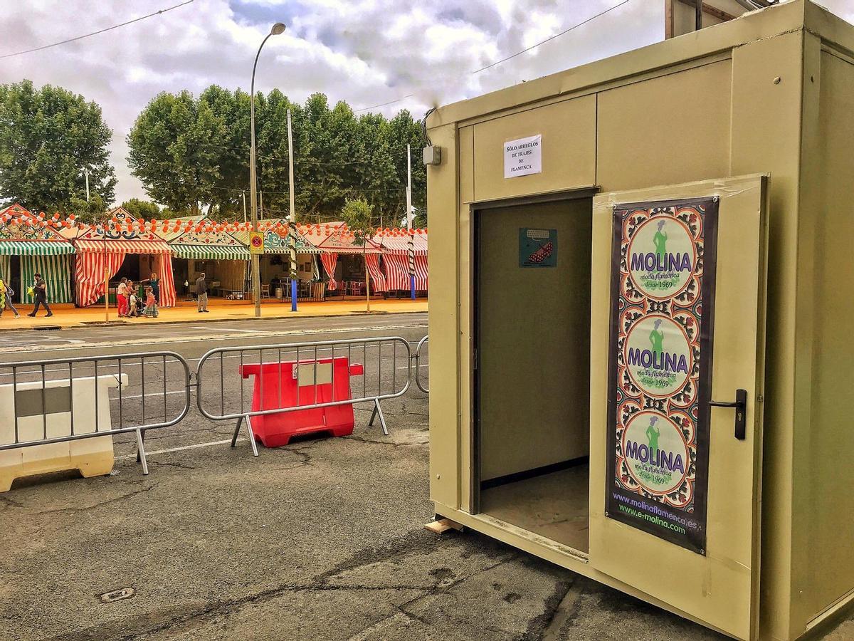 Taller de emergencia para trajes de gitana en la Feria de Sevilla