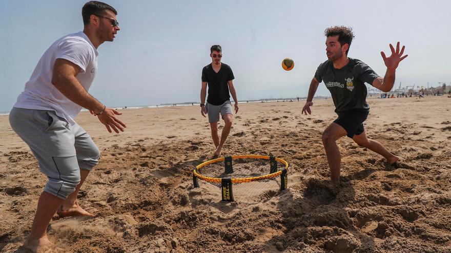 El tiempo da una tregua y los valencianos se lanzan a tomar el sol