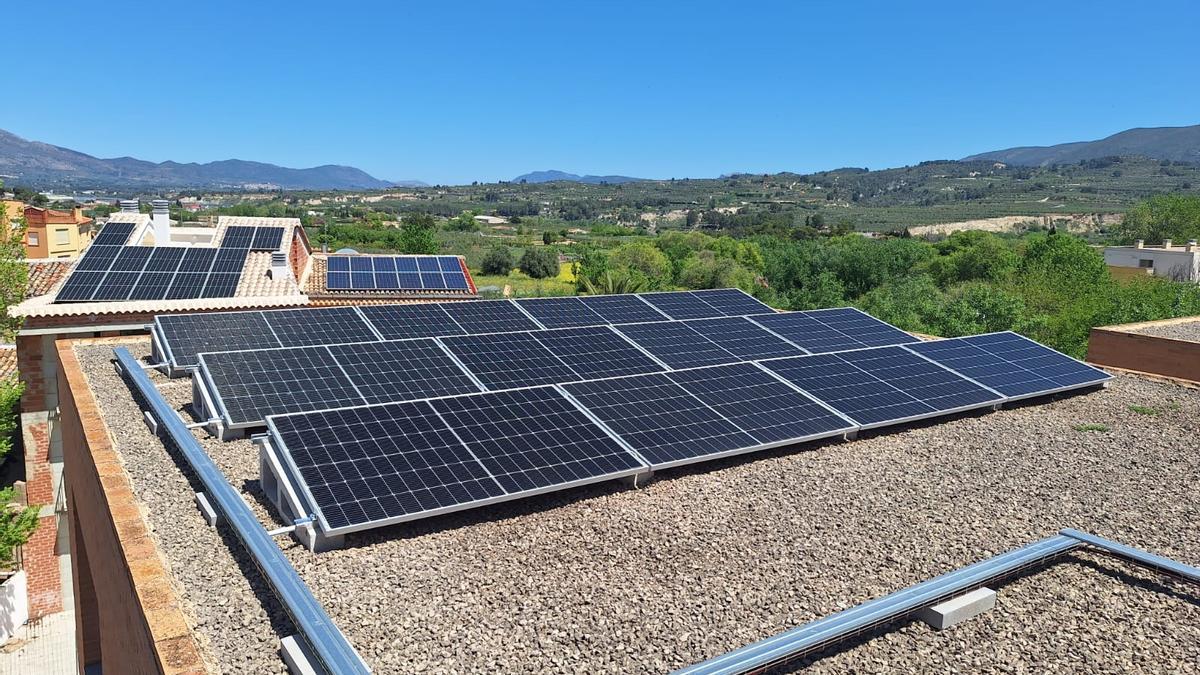 muere tras caer desde ocho metros mientras revisaba placas solares en Callosa d’en Sarrià (Alicante)