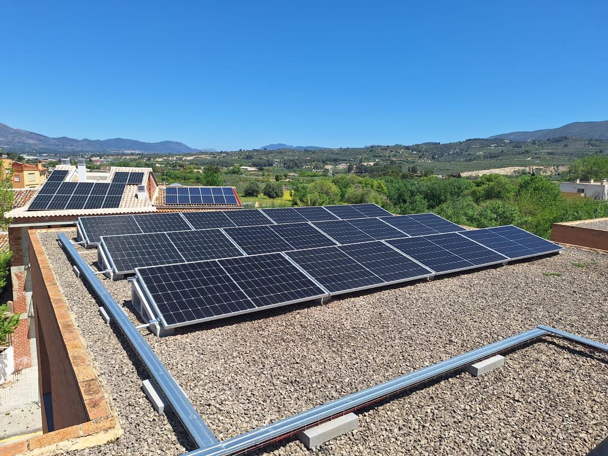 Las placas solares instaladas en el centro social contestano
