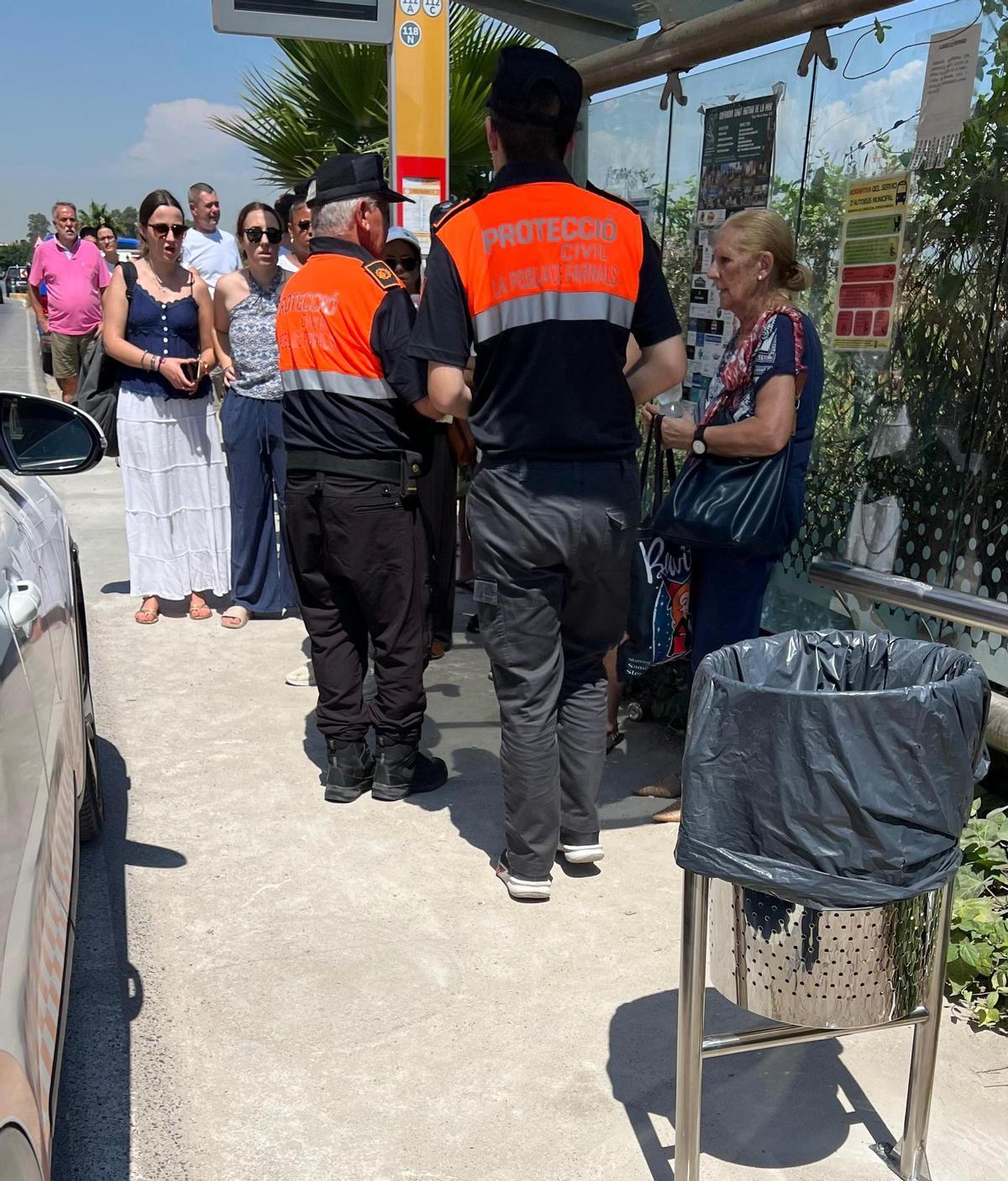 La campaña de prevención de Protección Civil en una parada de autobús.