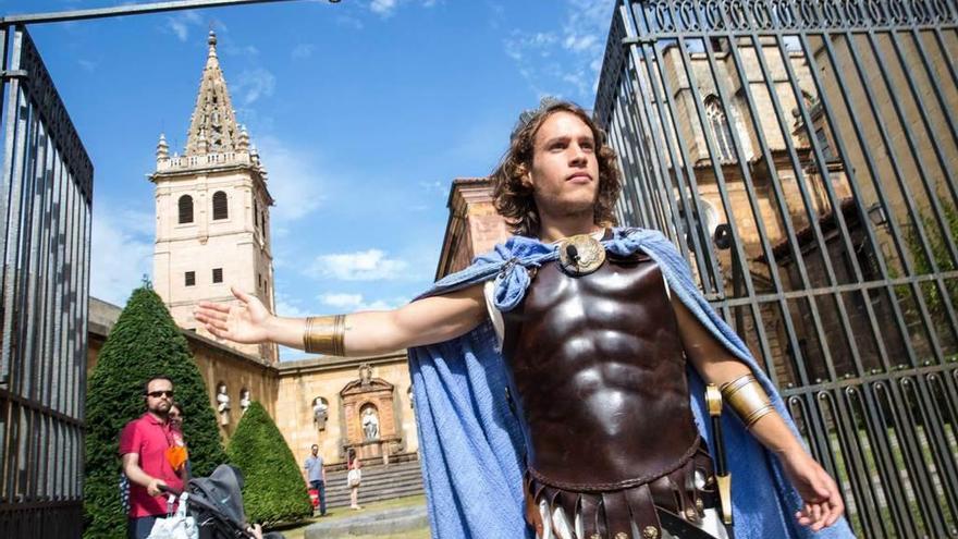 Ángel Palacios interpreta al Rey Alfonso II el Casto a las puertas del jardín de los Reyes Caudillos.