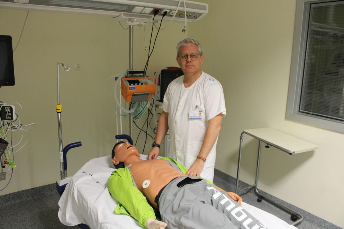 Equipo de Urgencias Hospital de Mieres director Ignacio Gonzalez en el box de entrenamiento