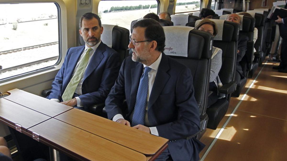 El Príncipe y Rajoy, juntos, en el viaje inaugural del AVE a Alicante, el pasado mes de junio.