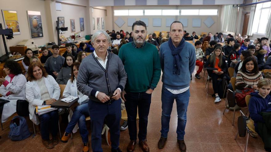 Por la izquierda, el director del IES Doctor Fleming, Santiago González; el europarlamentario Jonás Fernández y el profesor de Gestión Administrativa Nacho García, ante alumnos y profesores. | Miki López