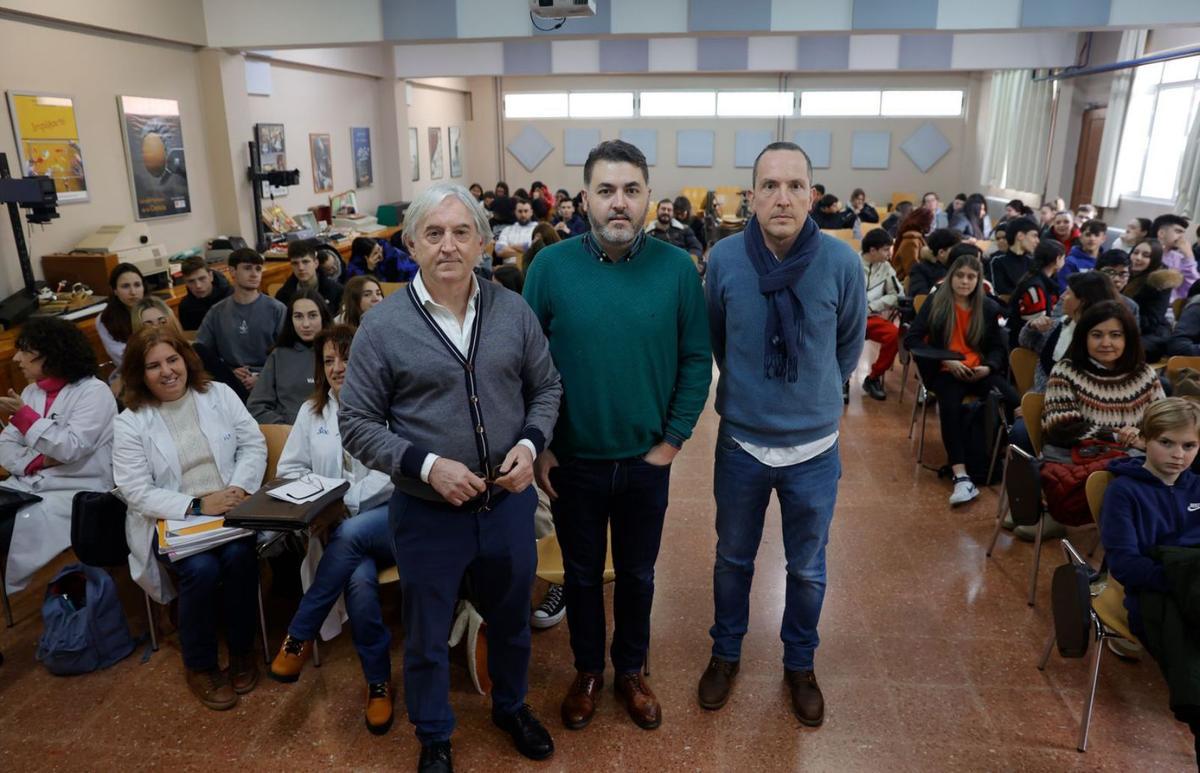 Por la izquierda, el director del IES Doctor Fleming, Santiago González; el europarlamentario Jonás Fernández y el profesor de Gestión Administrativa Nacho García, ante alumnos y profesores. | Miki López