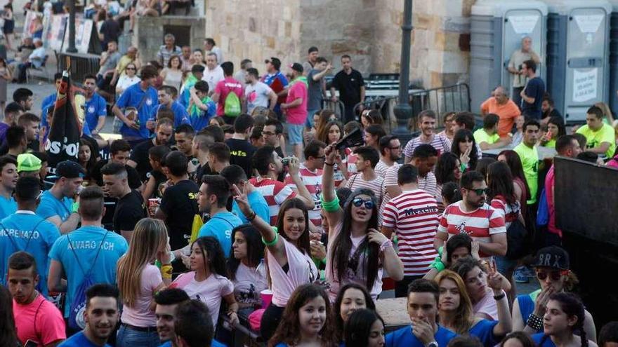 Las peñas en la Plaza Mayor durante las fiestas de San Pedro del pasado año.