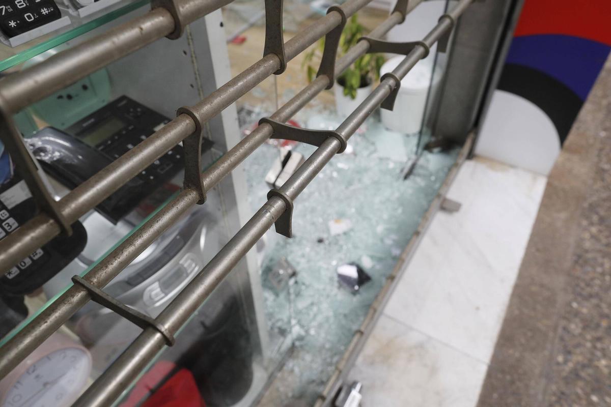 Girona. Carrer Joan Maragall 50. Robatori botiga de telefons mobils Sky Tec.