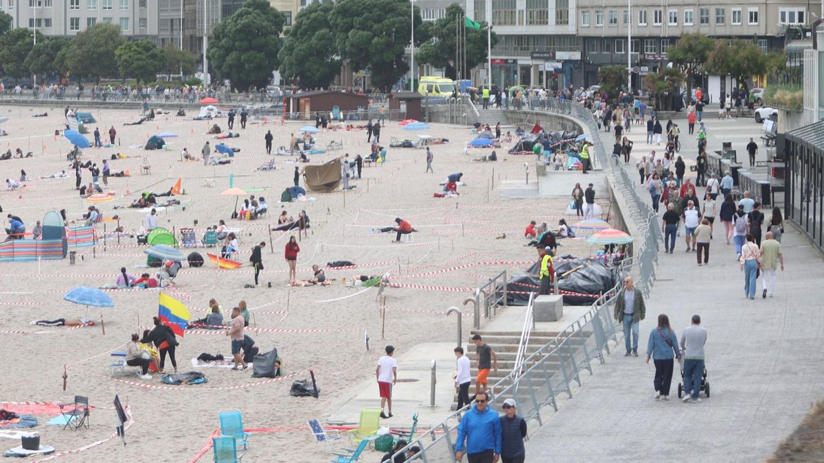 Gente en la playa de Riazor previo a San Juan en 2024