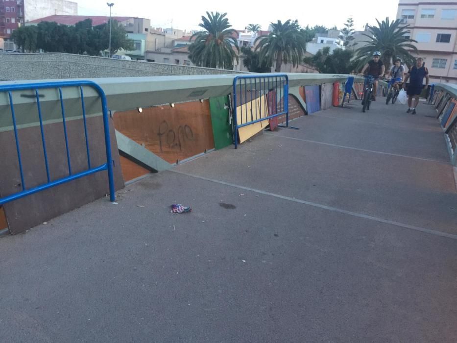 Así estaba la pasarela desde los actos vandálicos