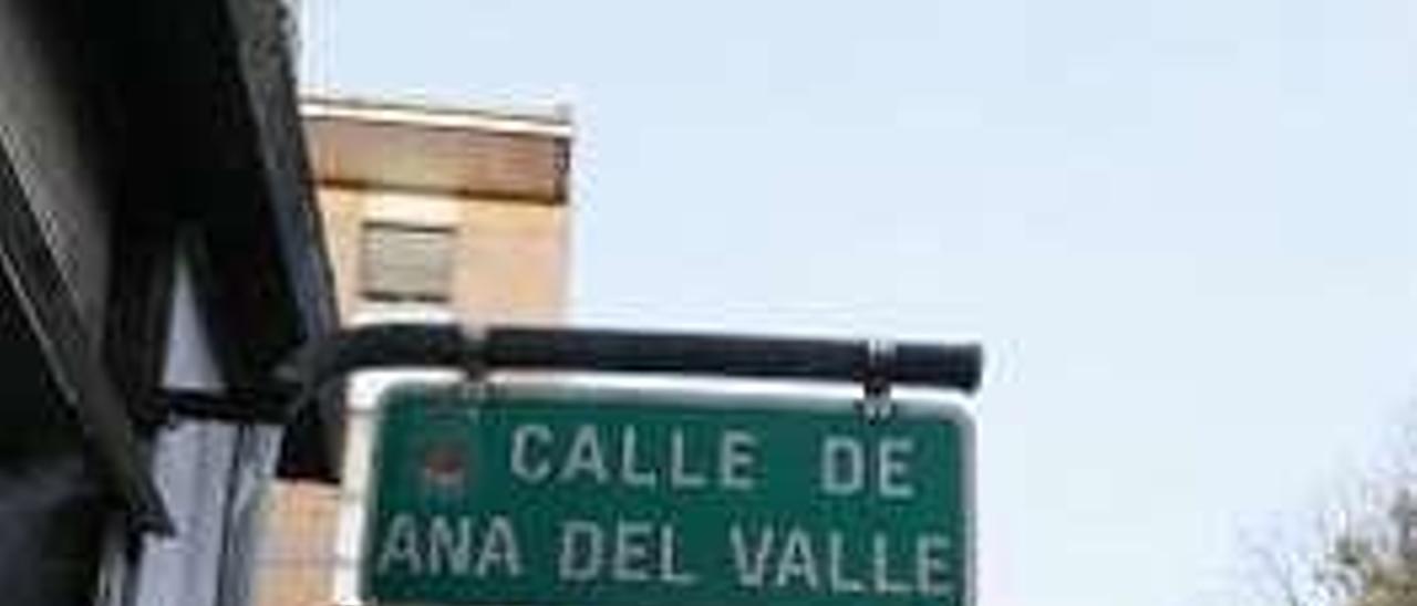 La placa con el apellido De Valle mal escrito.