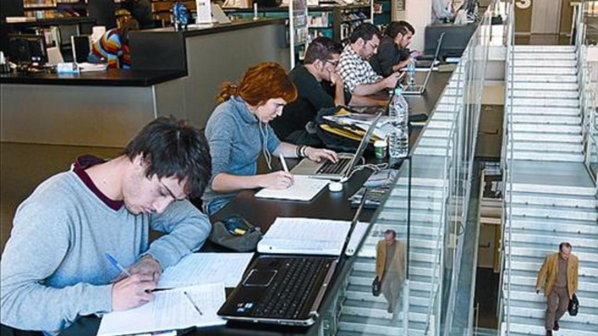 Unos jóvenes estudian, ayer, en la Biblioteca de la Sagrada Família.