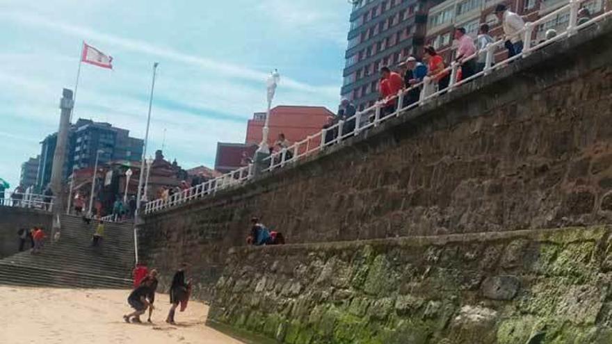 El niño recibe atención en el sitio donde cayó.