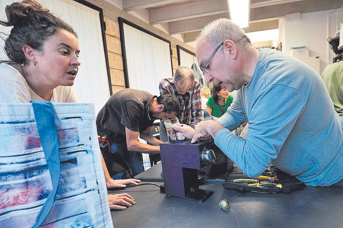 Carlos López es el director de todos los ‘manitas’ que arreglan objetos en el Repair Café.