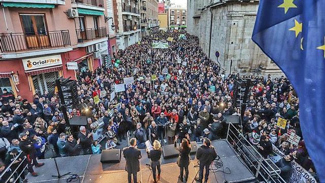 Convocantes de la manifestación a su término sobre el escenario instalado.