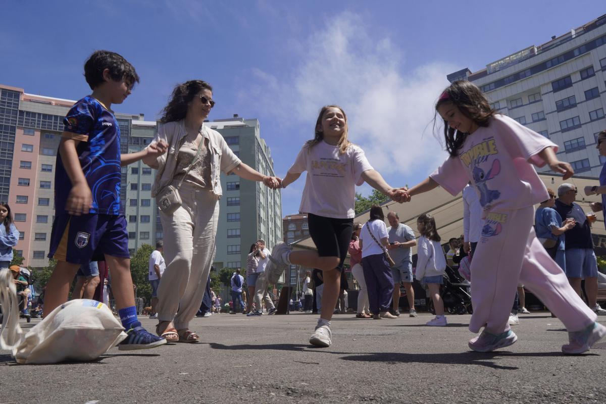 Los vecinos del barrio celebras sus fiestas con actuaciones musicales, deporte y ocio para todos los públicos, una carpa con pulpo y churrasco, además de un food truck, y atracciones de feria. Los vecinos del barrio celebras sus fiestas con actuaciones musicales, deporte y ocio para todos los públicos, una carpa con pulpo y churrasco, además de un food truck, y atracciones de feria.