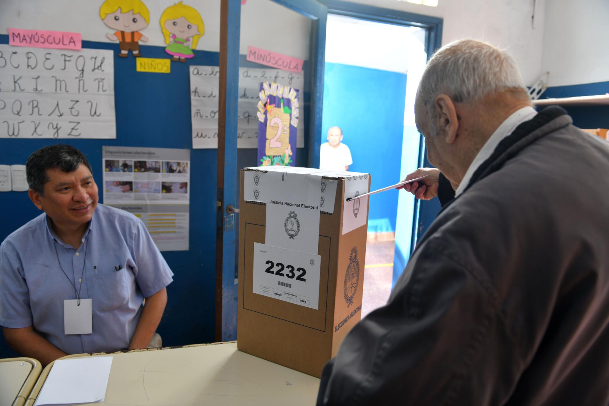 Abren los centros de votación para la segunda vuelta de las presidenciales en Argentina