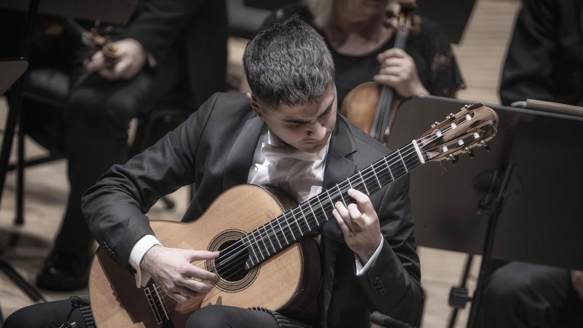 El joven guitarrista, en una actuación con la Orquesta de València en Les Arts.