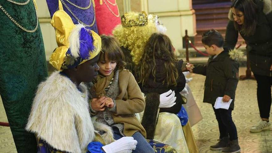 Niños gallegos les piden sus regalos a los Reyes Magos. // Carlos Pardellas