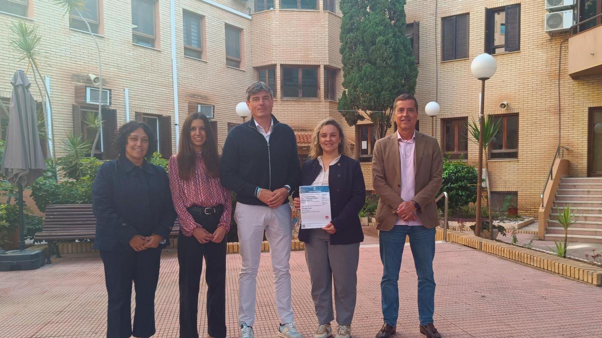 El alcalde de La Vila Joiosa, en el centro acompañado por los responsables de la residencia.