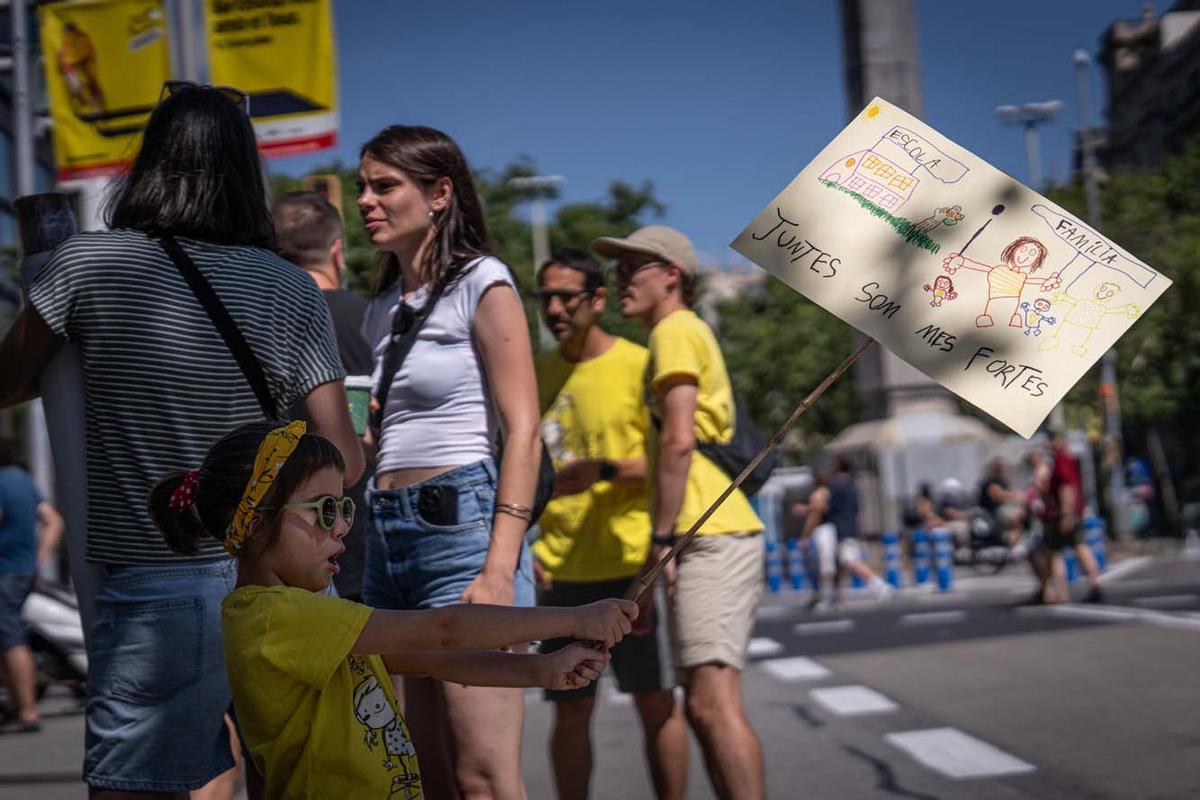 Manifestación de docentes, familias y entidades educativas para reclamar un nuevo modelo de escuela en Catalunya
