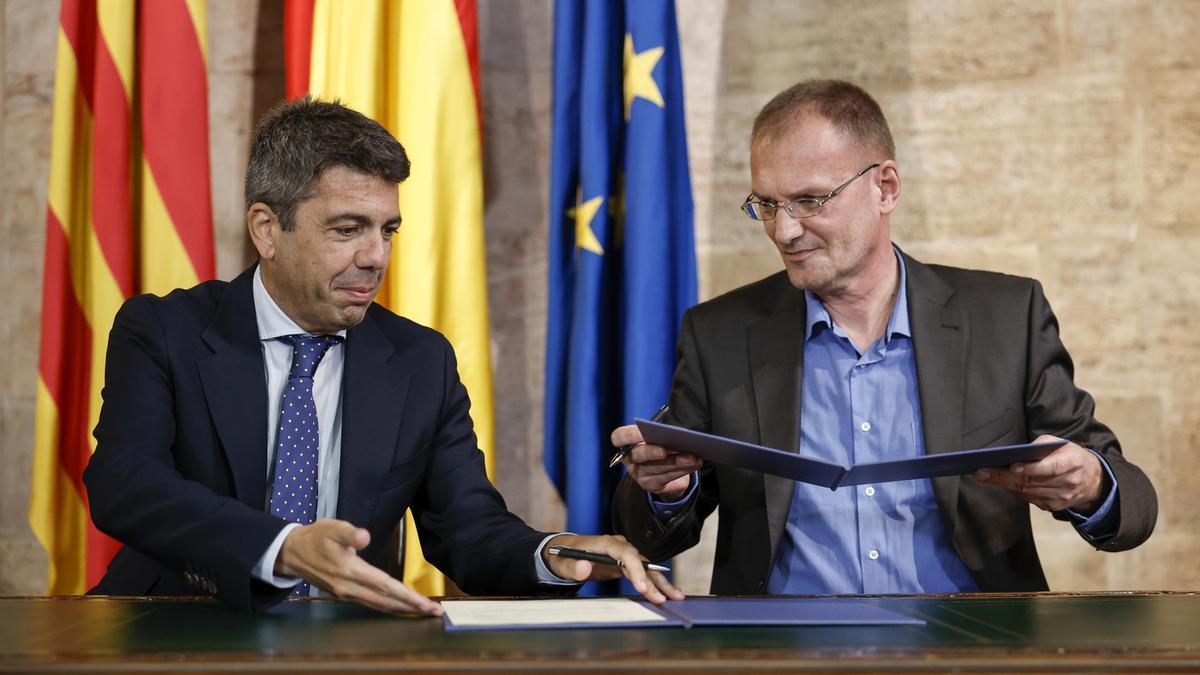 Mazón y Rottmann, durante la firma de la autorización ambiental hoy en el Palau.