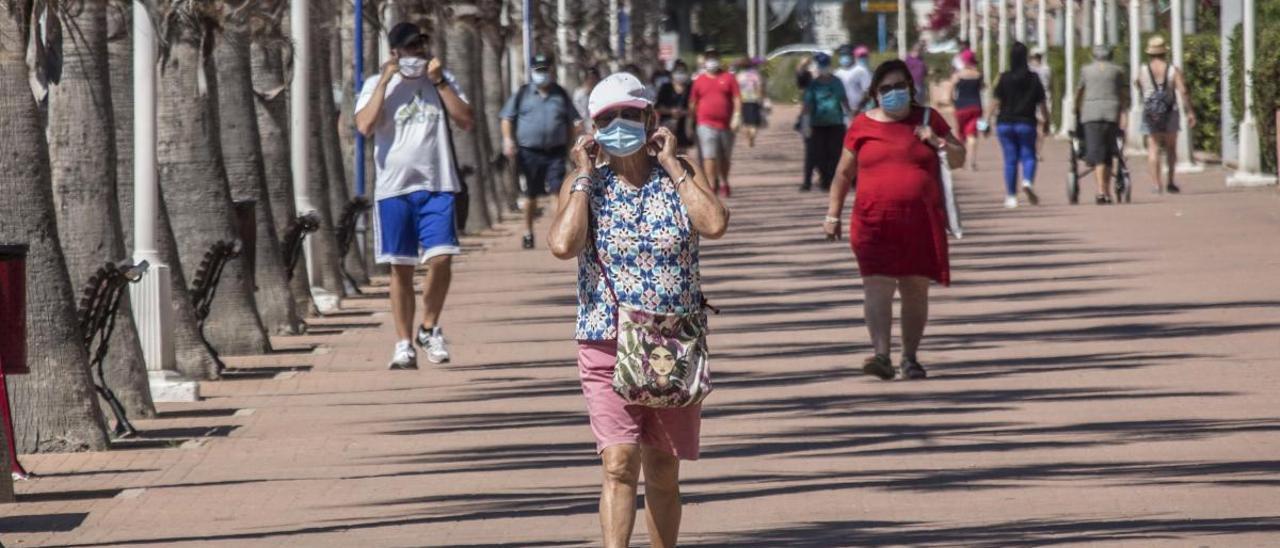 Gente paseando por Alicante con mascarilla