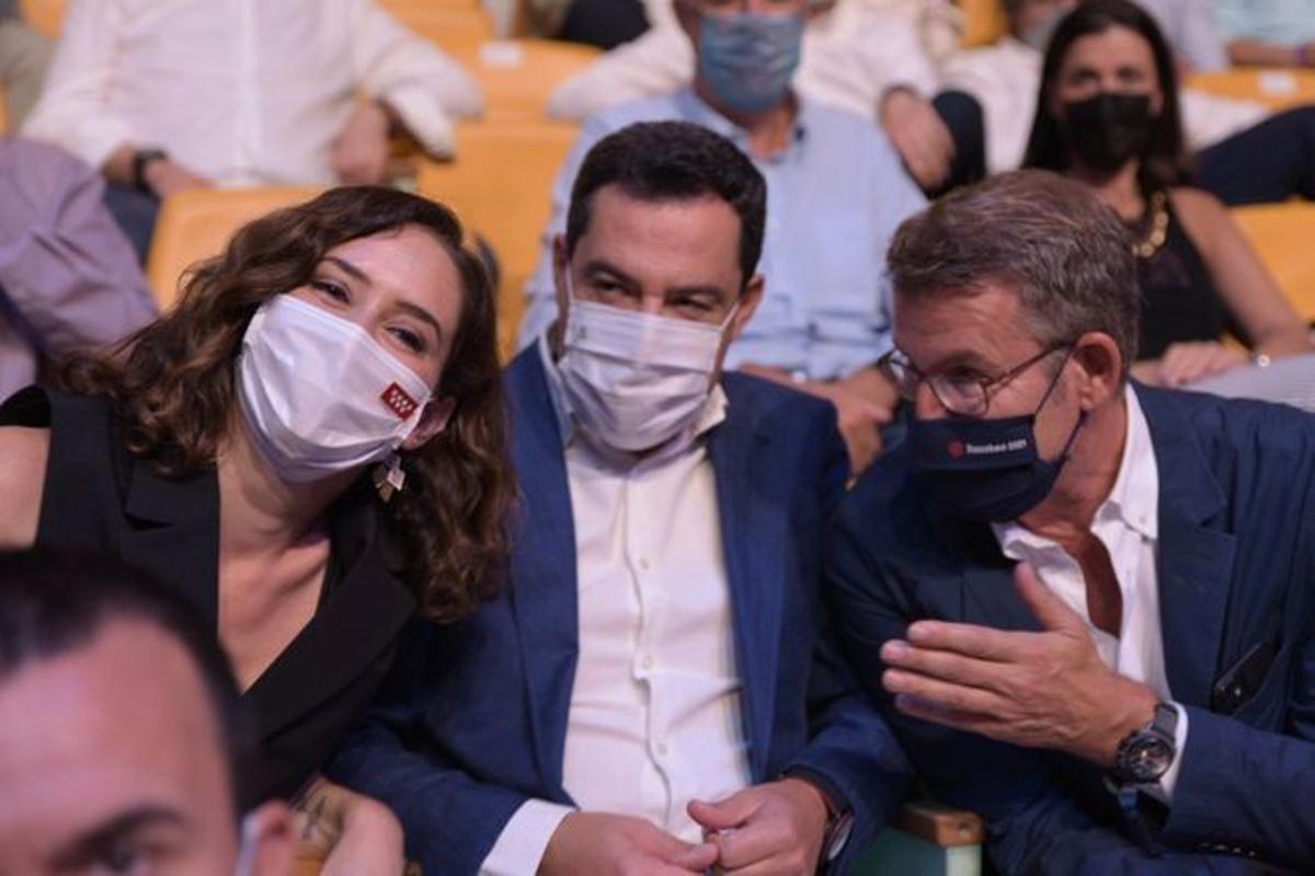 La presidenta de Madrid, Isabel Díaz Ayuso, junto al presidente de Andalucía, Juanma Moreno Bonilla, y el presidente del PP, Alberto Núñez Feijóo.