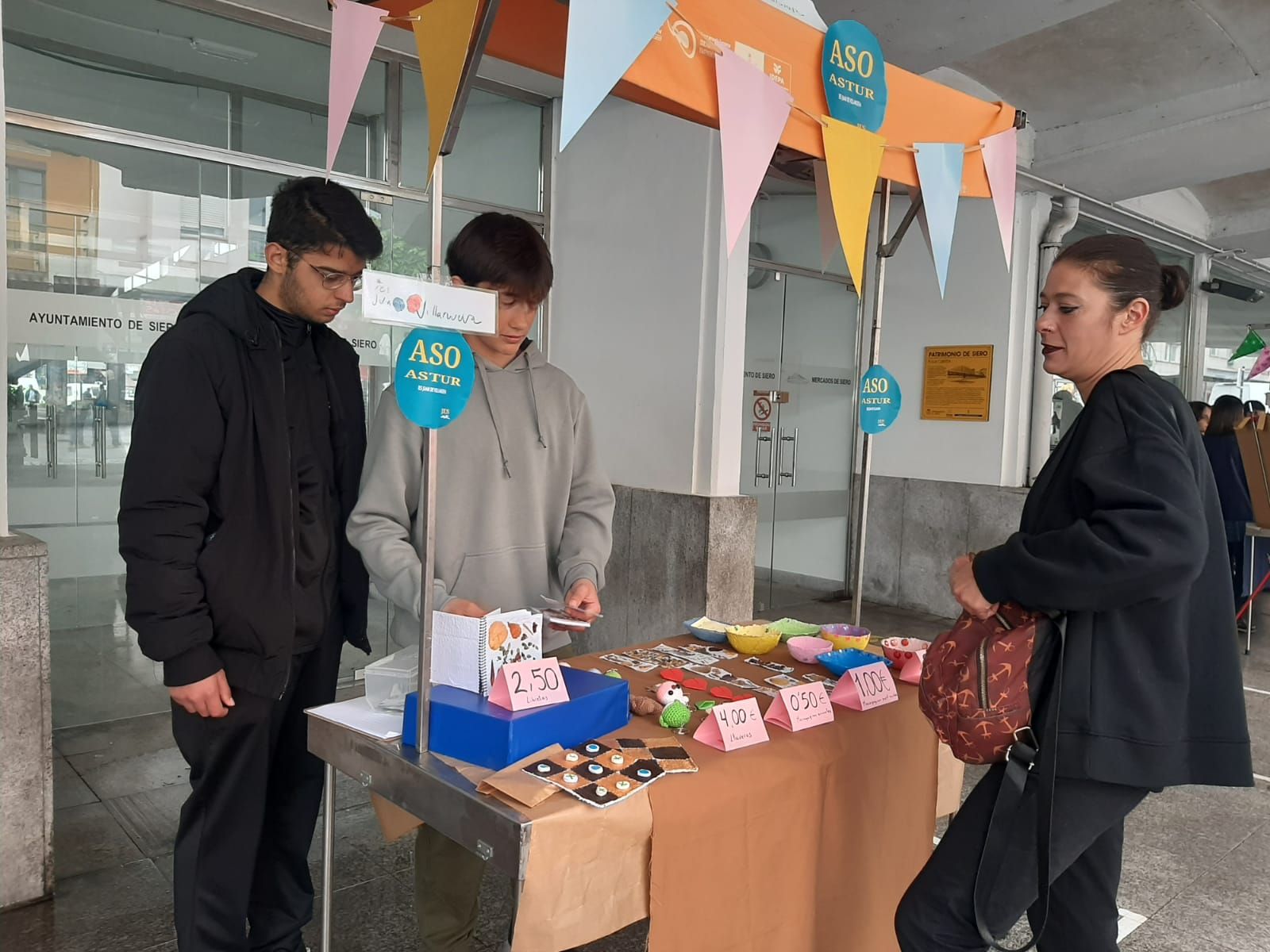 Siero celebra el mercadillo de cooperativas escolares: así ha sido la cita con los emprendedores noveles