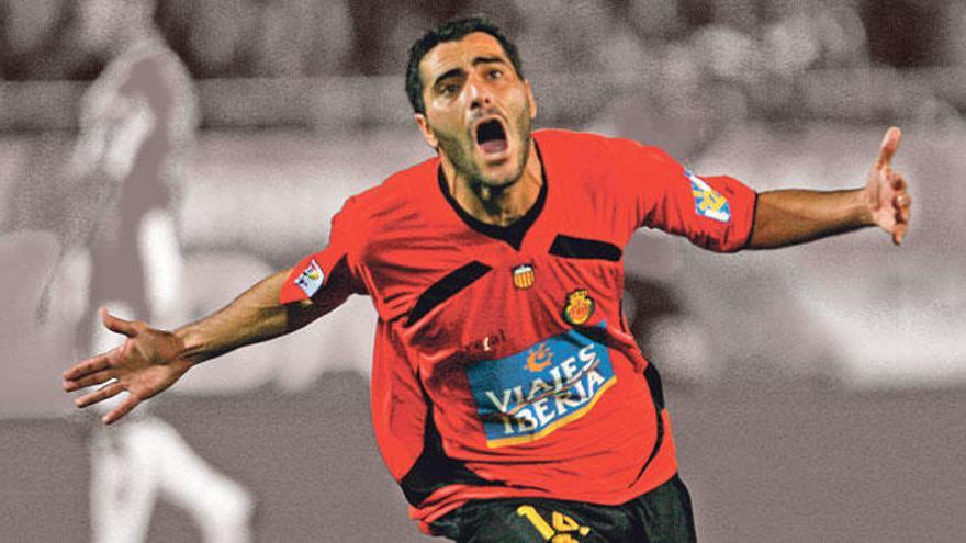 Güiza, que normalmente celebraba haciendo la pose del ´arquero´ cuando marcaba, festeja alborozado un gol con el Mallorca en la temporada 2007-08.