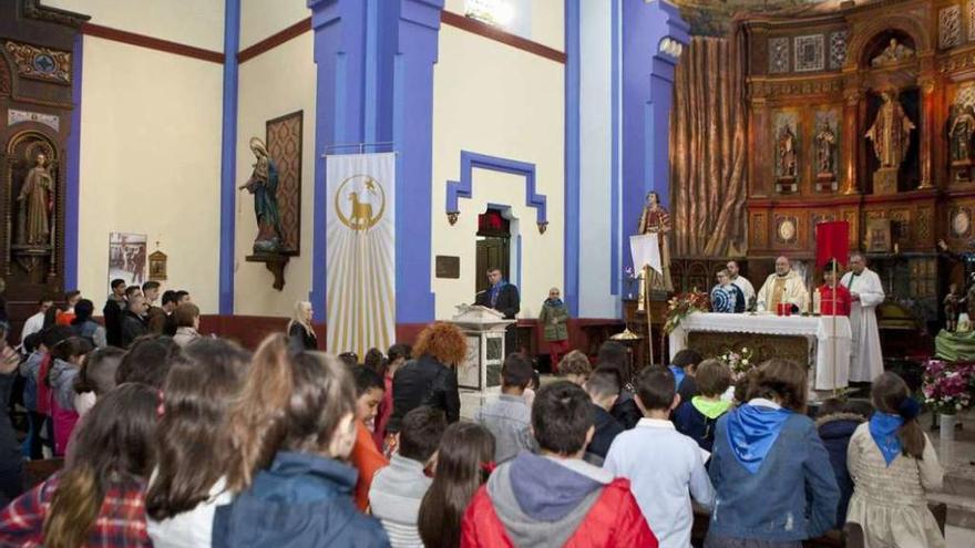 El Arzobispo celebra los 75 años del colegio La Salle de Ciaño