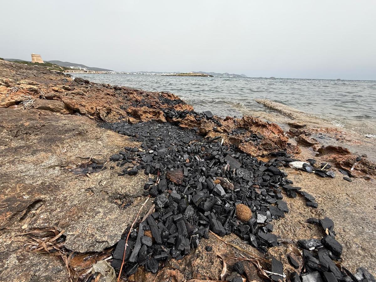 Galería: restos del yate incendiado en Ibiza